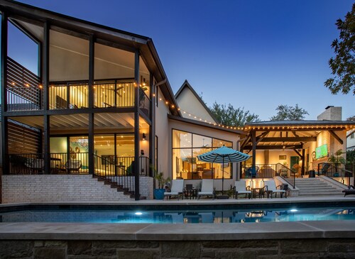 Luxury home, private pool, lush yard, walk to Lake Austin & quick Uber DT