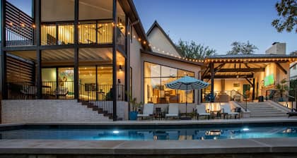 Luxury home, private pool, lush yard, walk to Lake Austin & quick Uber DT