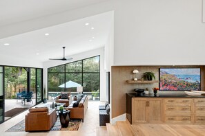 Smart TV, fireplace, books, stereo - Luxury Home w/ Pool & Outdoor Kitchen - 3 Miles Downtown (Austin)