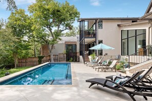 Utendørsbasseng og et oppvarmet basseng