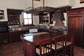 Fridge, oven, stovetop, dishwasher - Dos Corazones: Exquisite Southwestern Adobe Home (Alpine)