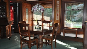 DINING ROOM, SEATS 8