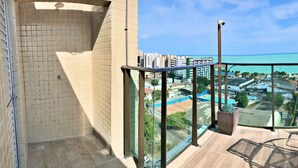 A balcony with a view of a swimming pool and buildings. - Vacanze - edf. Gales de Pajuçara apt 204, rooftop pool and gym. (Ponta Verde)