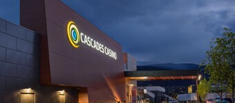 * SUPERB LOCATION *! Direkte over fra Lake Okanagan!  