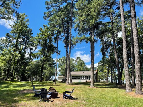 Pine Grove Cottage - Romantic Getaway on Private Lake