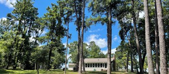 Pine Grove Cottage - Romantic Getaway on Private Lake