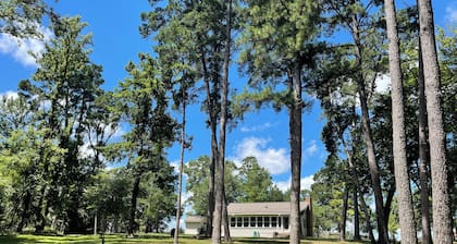 Pine Grove Cottage - Romantic Getaway on Private Lake