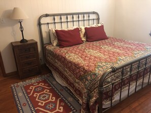 3 bedrooms, desk, iron/ironing board, travel cot - Pine Grove Cottage - Romantic Getaway on Private Lake (Pittsburg)