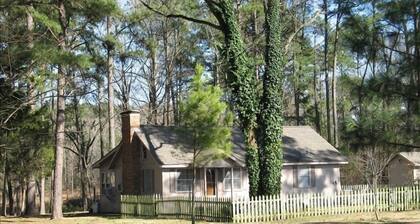Pine Grove Cottage - Romantic Getaway on Private Lake