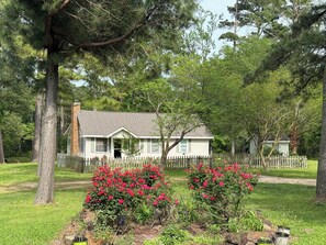 Exterior - Pine Grove Cottage - Romantic Getaway on Private Lake (Pittsburg)