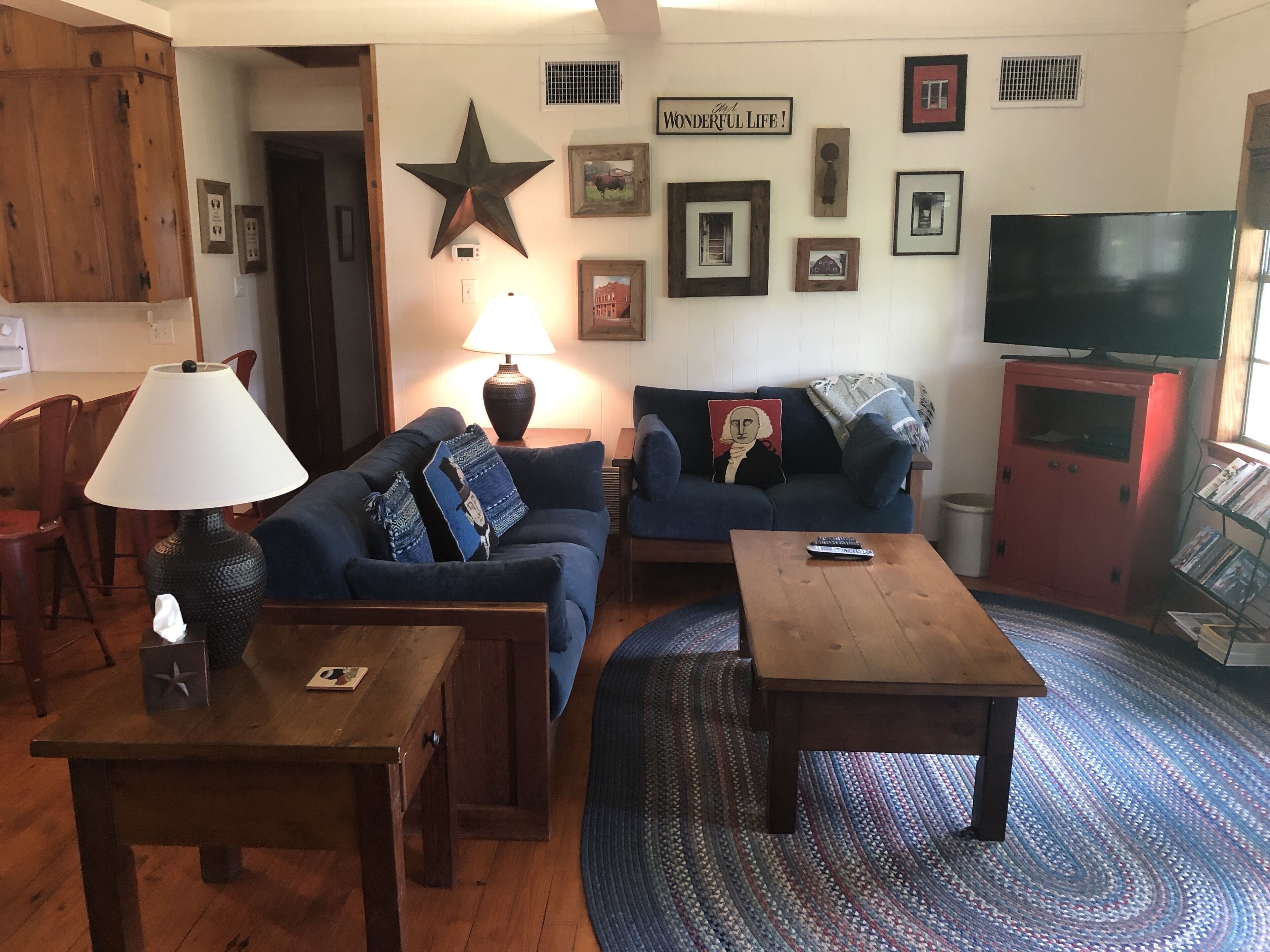 Pine Grove Cottage - Romantic Getaway on Private Lake