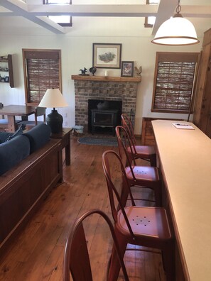 Dining - Pine Grove Cottage - Romantic Getaway on Private Lake (Pittsburg)