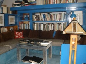 Fernseher, Videospiele, DVD-Player, Bücher