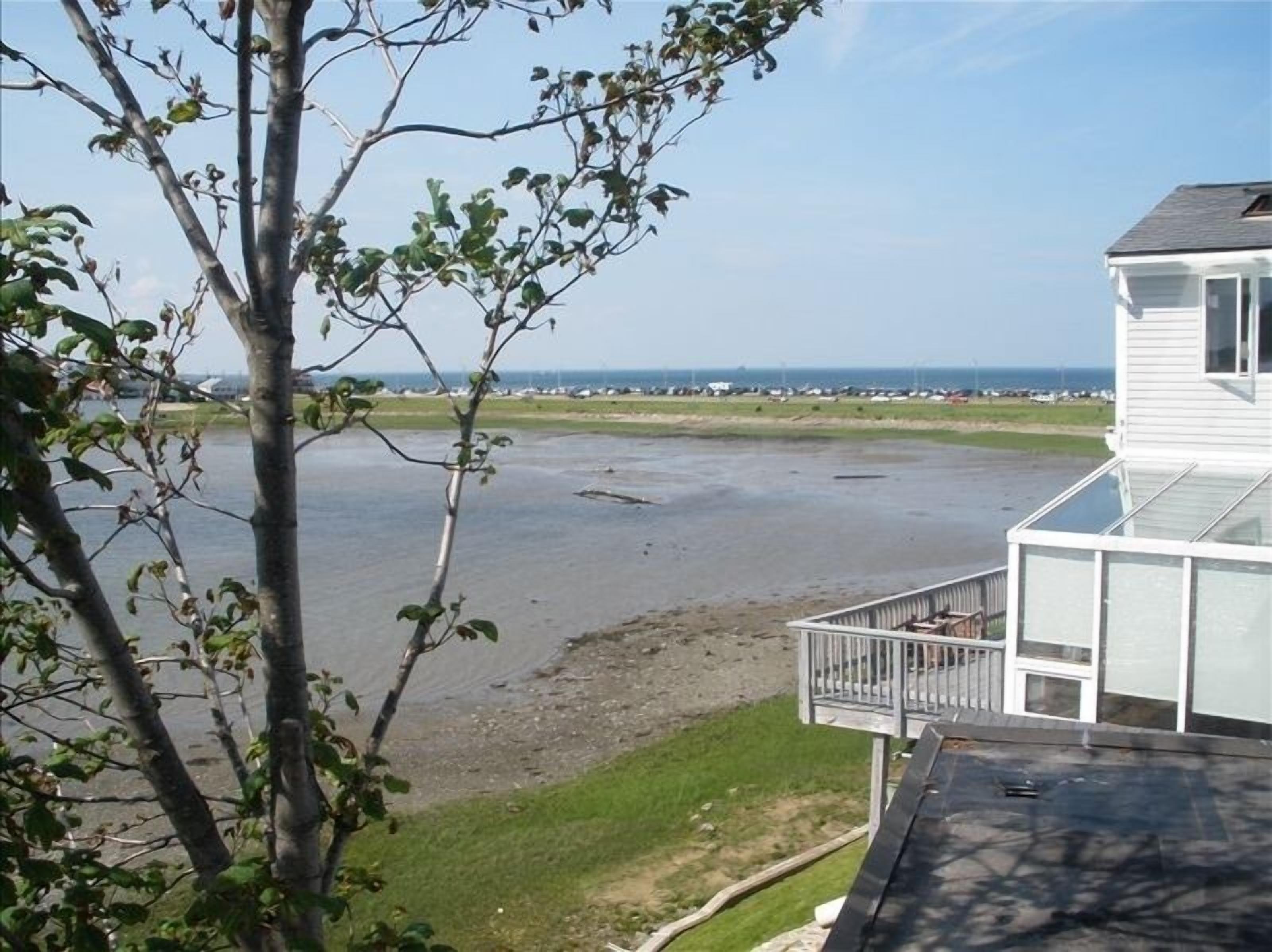 View from roof to give you an idea of distance to beach - that's the Atlantic