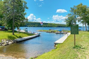 Guests can enjoy serene lakeside views from the dock, surrounded by lush greenery.