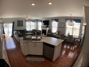 Télévision, cheminée, lecteur de DVD, livres