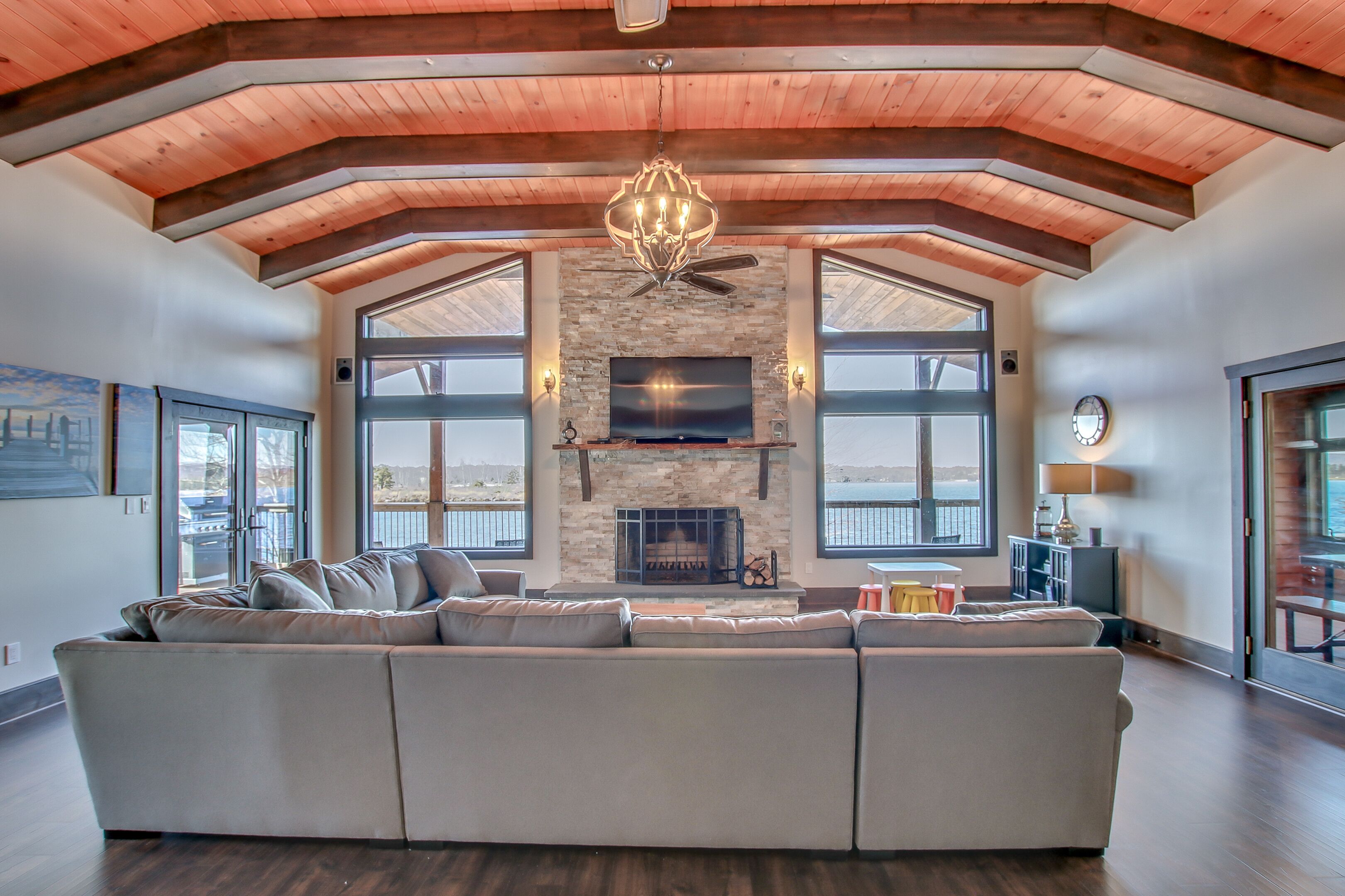 Sandy Feet Retreat Lakefront, Private Beach, Dock, Hot Tub, Grill, Tennis, Basketball