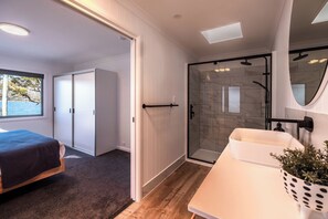 Bathtub, hair dryer, towels - Harbour Master - Freycinet Holiday Houses (Coles Bay)