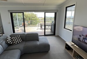 Smart TV, DVD player, ping pong, stereo - Bayorama - Water views  & close to Shops and Bay Beach (Blairgowrie)