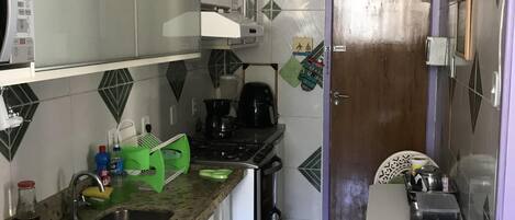 雪櫃、微波爐、焗爐、爐具