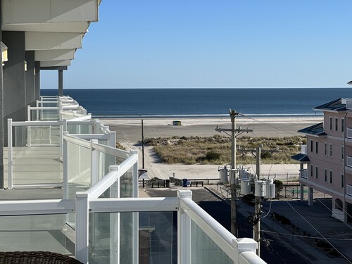 Oceanviews!!  Beach Block Townhome 3000 Sq/ft, Sleeps 12