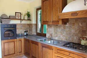 冷蔵庫、オーブン、コンロ、食器洗い機