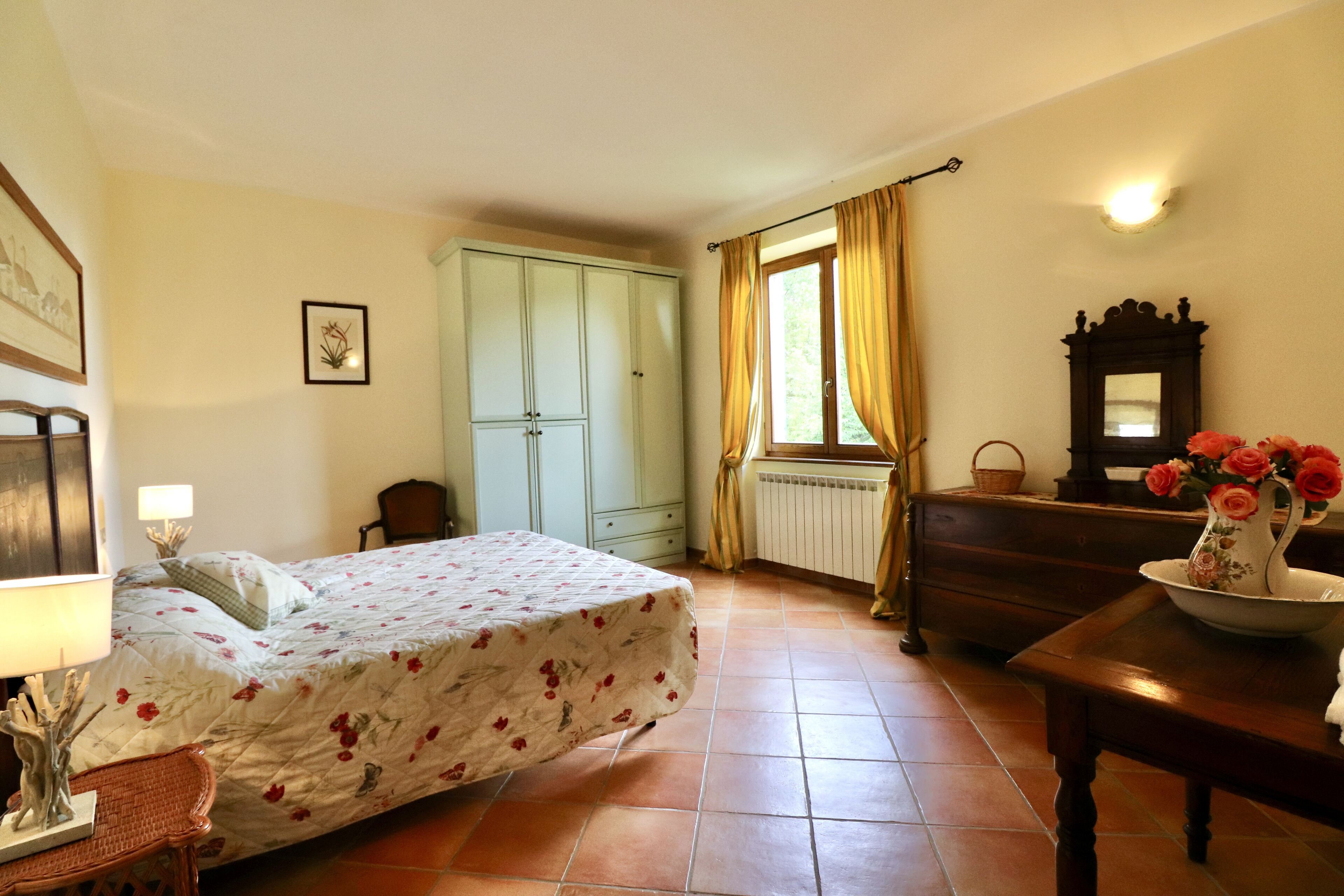 6 camere, una scrivania, ferro/asse da stiro, culla da viaggio