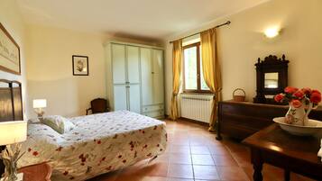 6 camere, una scrivania, ferro/asse da stiro, culla da viaggio