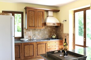 冷蔵庫、オーブン、コンロ、食器洗い機