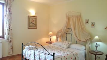 6 chambres, bureau, fer et planche Ă repasser, lit parapluie