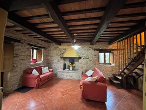 テレビ、暖炉、DVD プレーヤー、書庫