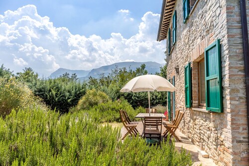 Mountain Views Farmhouse with Cottage & Pool - For big families/group of friends