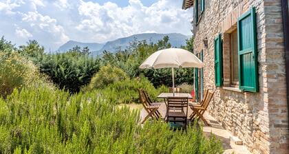 Mountain Views Farmhouse with Cottage & Pool - For big families/group of friends