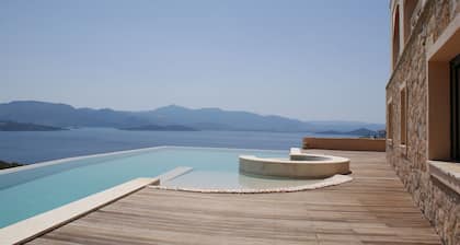 Vue à couper le souffle sur la Méditerranée, Piscine privée débordement, jacuzzi