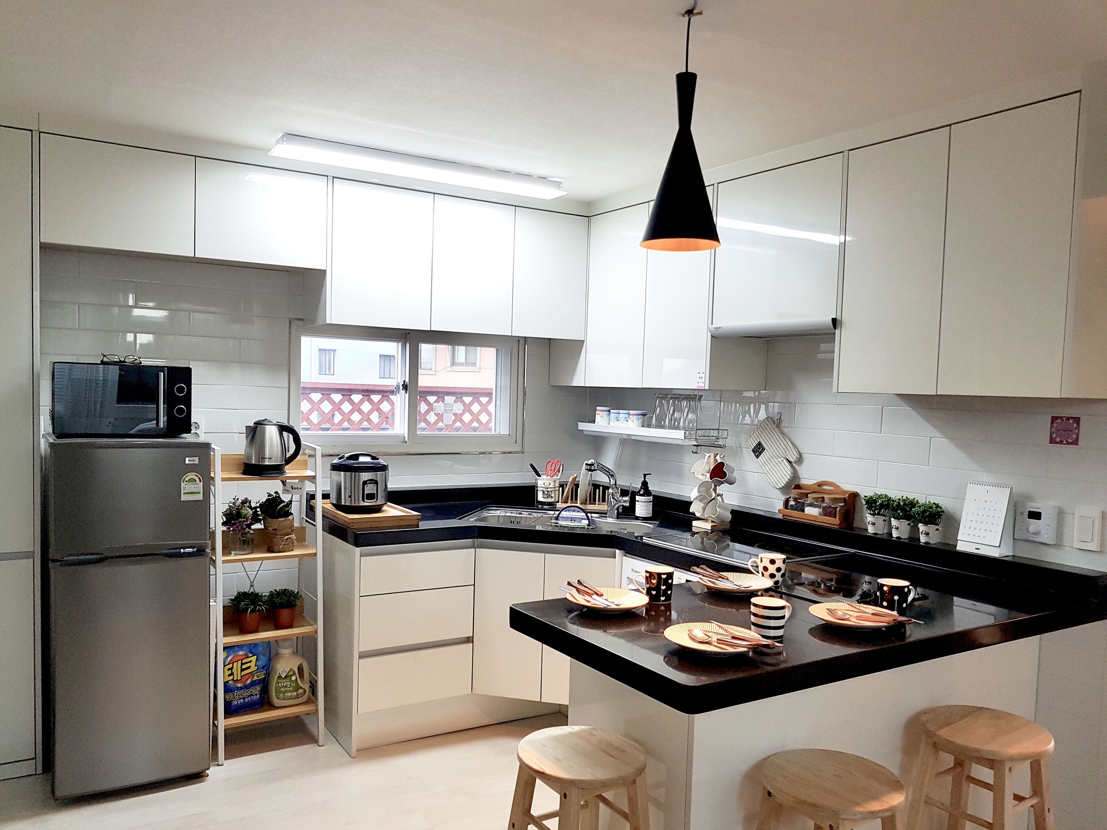 冷蔵庫、電子レンジ、コンロ、コーヒー / ティーメーカー