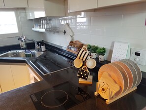 Een koelkast, een microgolfoven, een kookplaat