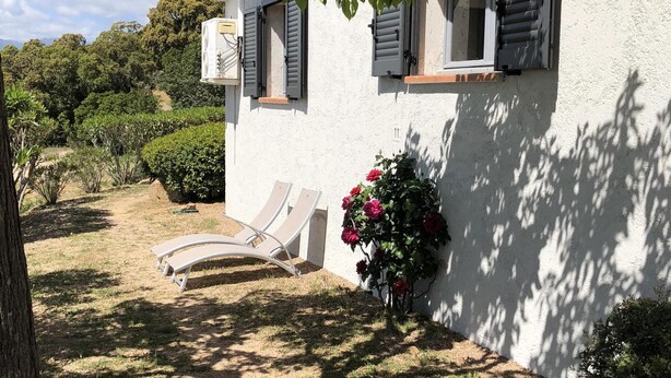 A white building with shutters, a garden with a bench, and a tree. - Detached house with beautiful sea view, enclosed garden and garage  (Zonza)