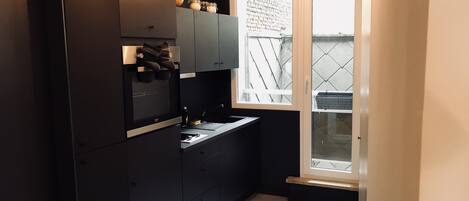 Coffee/tea maker, cookware/dishes/utensils