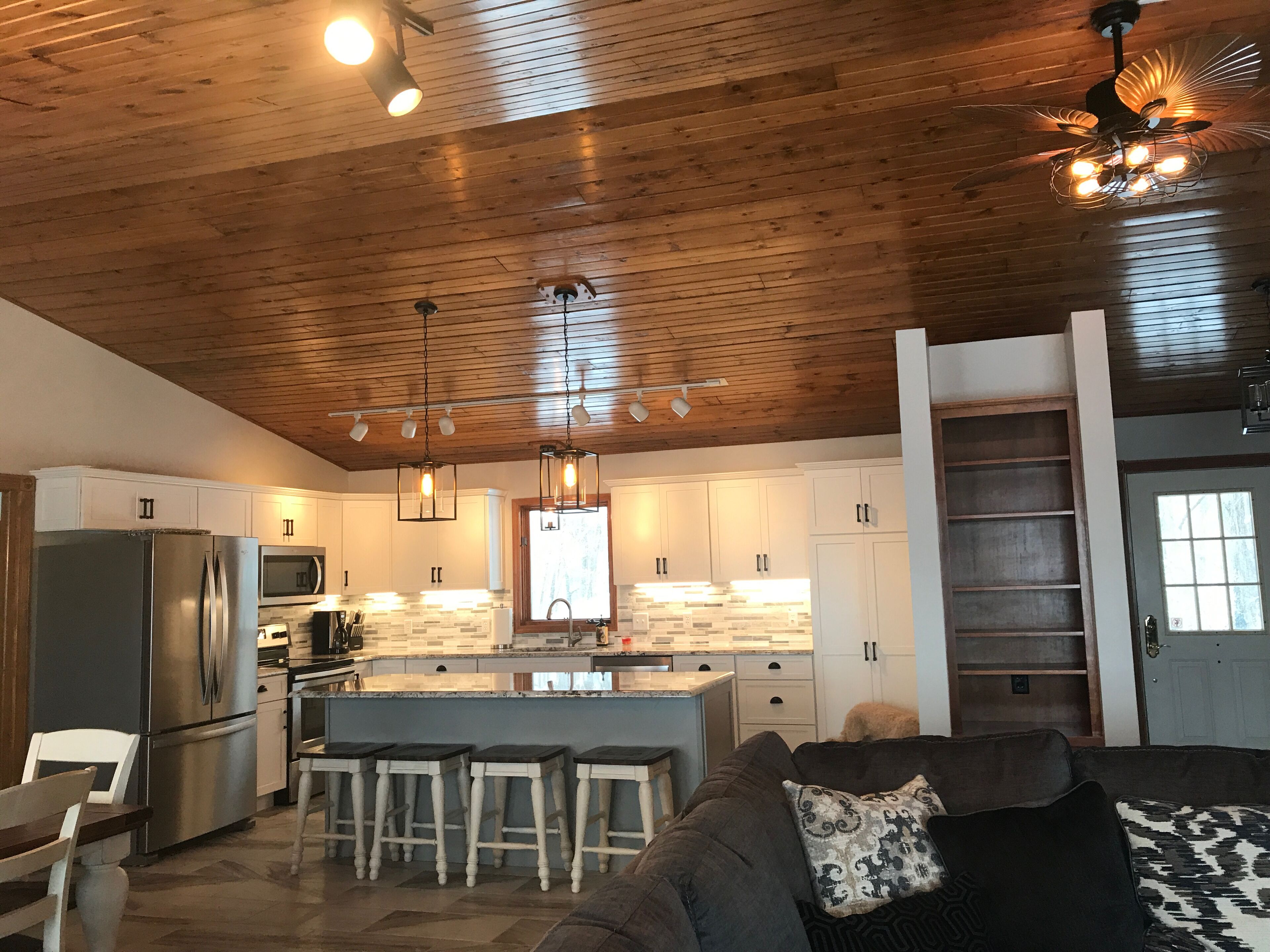 6 Bedroom House On All Sports Lake Cora with Hot Tub and Dock, Sleeps 14!!!