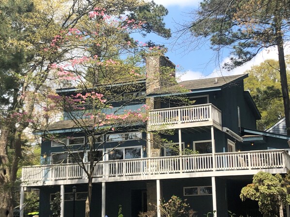 A two-story building with a balcony on the upper floor. - Spectacular Views, Close to everything Rehoboth + Pet Friendly! (Rehoboth Beach)