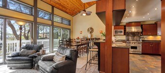 Ylellinen mukavuus, upeat nÀkymÀt, lÀhellÀ kaikkea + LemmikkiystÀvÀllinen!