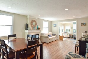 Interior - Amazing Backyard, Spacious, Dog Friendly! (Dennis)