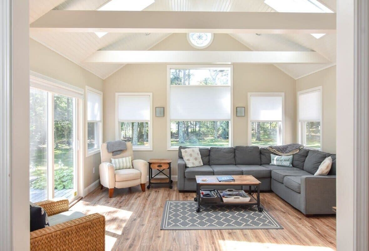 TV, peis og kontorer