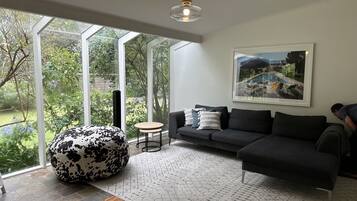 Smart-TV, Kamin, Videospiele, DVD-Player