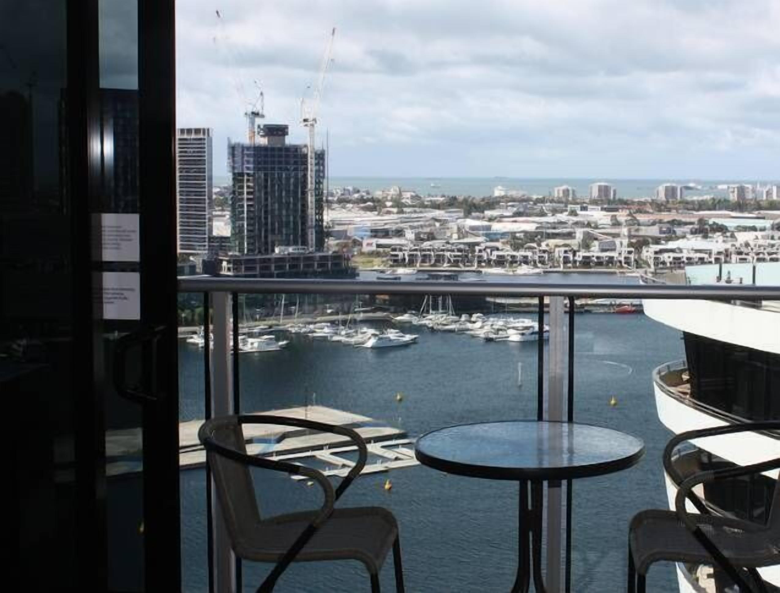 Ballantrae Docklands Apartment 2BD 2BA free WiFi and under cover parking — image 9