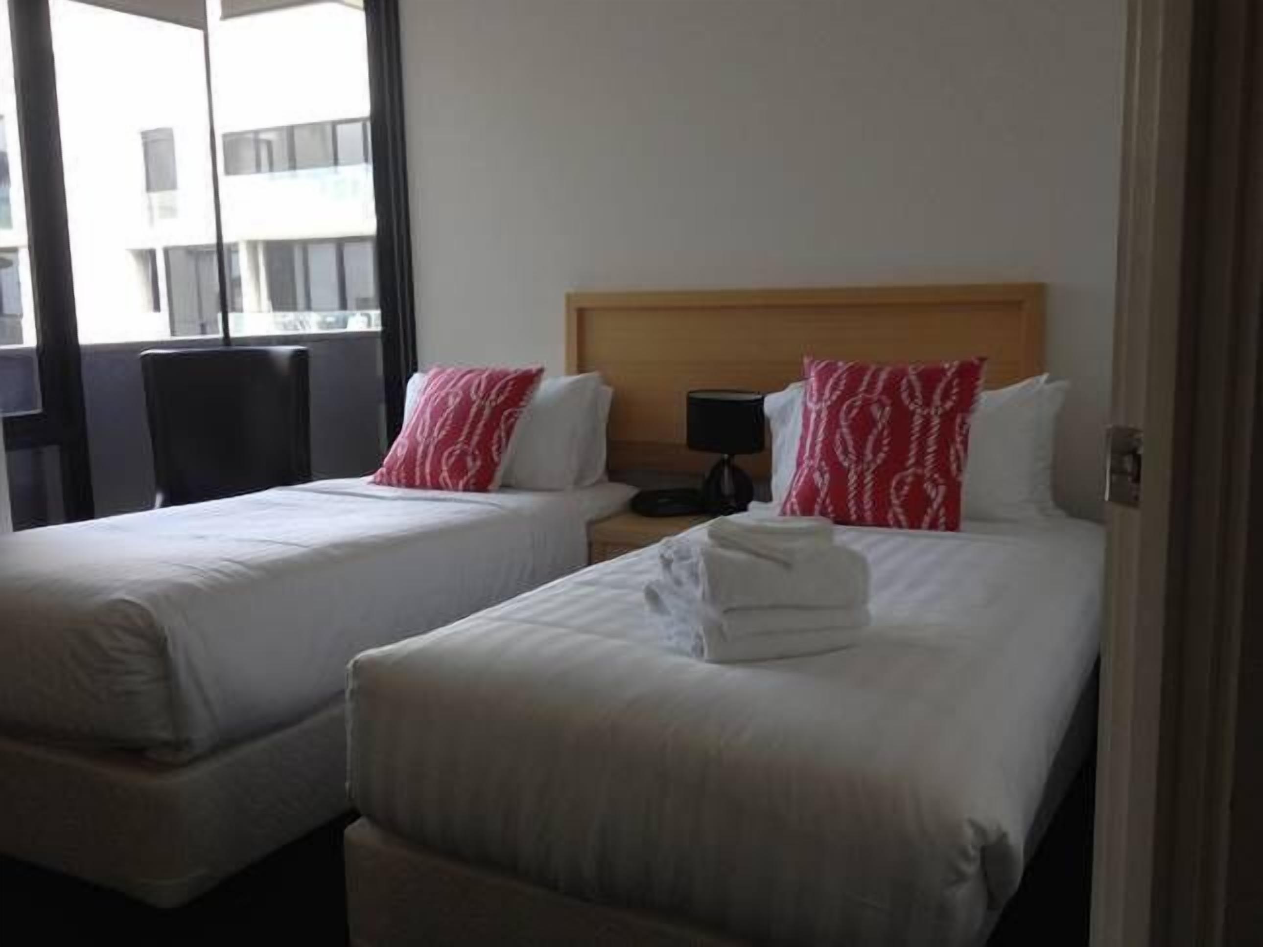 Ballantrae Docklands Apartment 2BD 2BA free WiFi and under cover parking — image 11