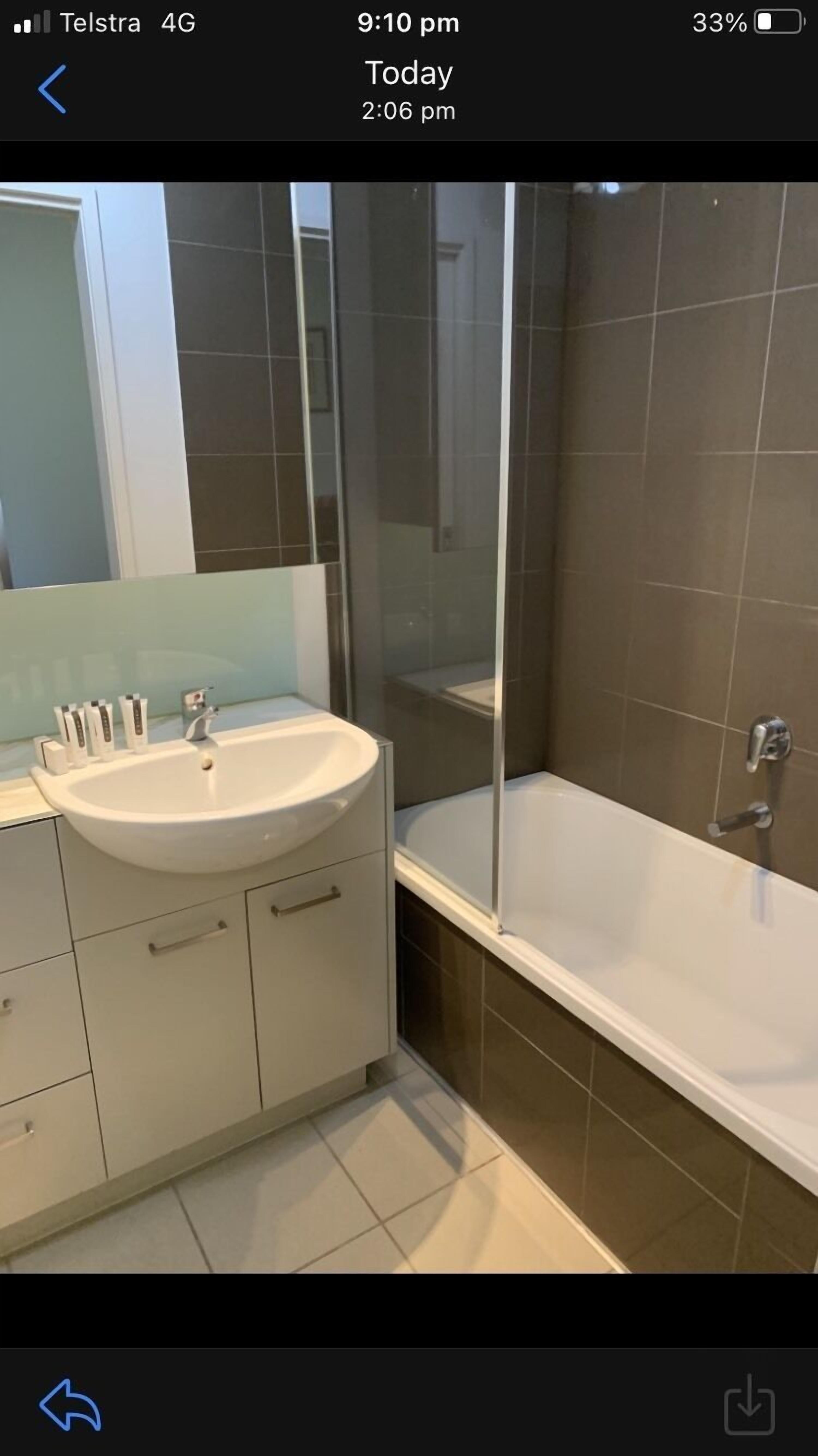 Ballantrae Docklands Apartment 2BD 2BA free WiFi and under cover parking — image 10