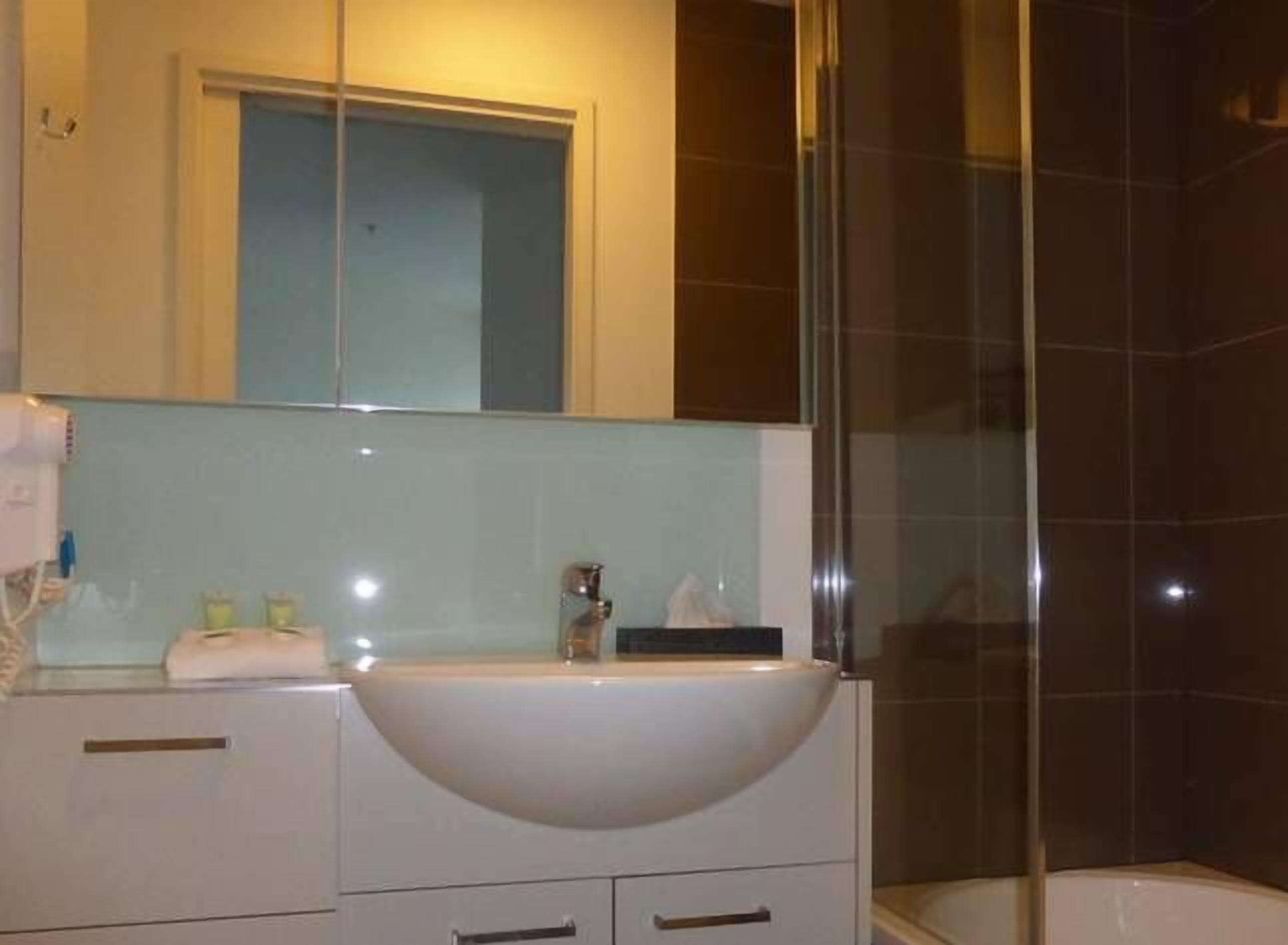 Ballantrae Docklands Apartment 2BD 2BA free WiFi and under cover parking — image 14