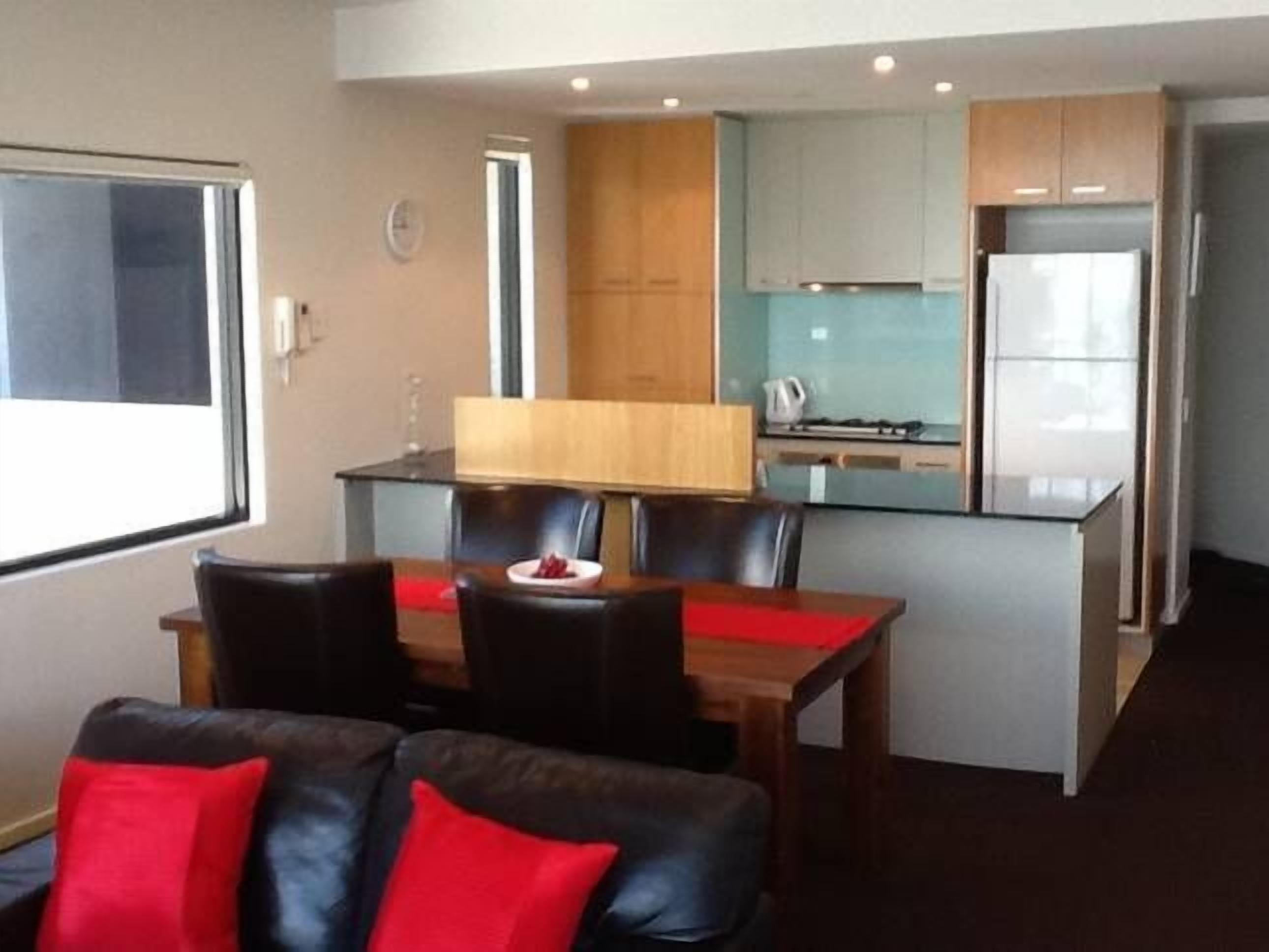 Ballantrae Docklands Apartment 2BD 2BA free WiFi and under cover parking — image 3