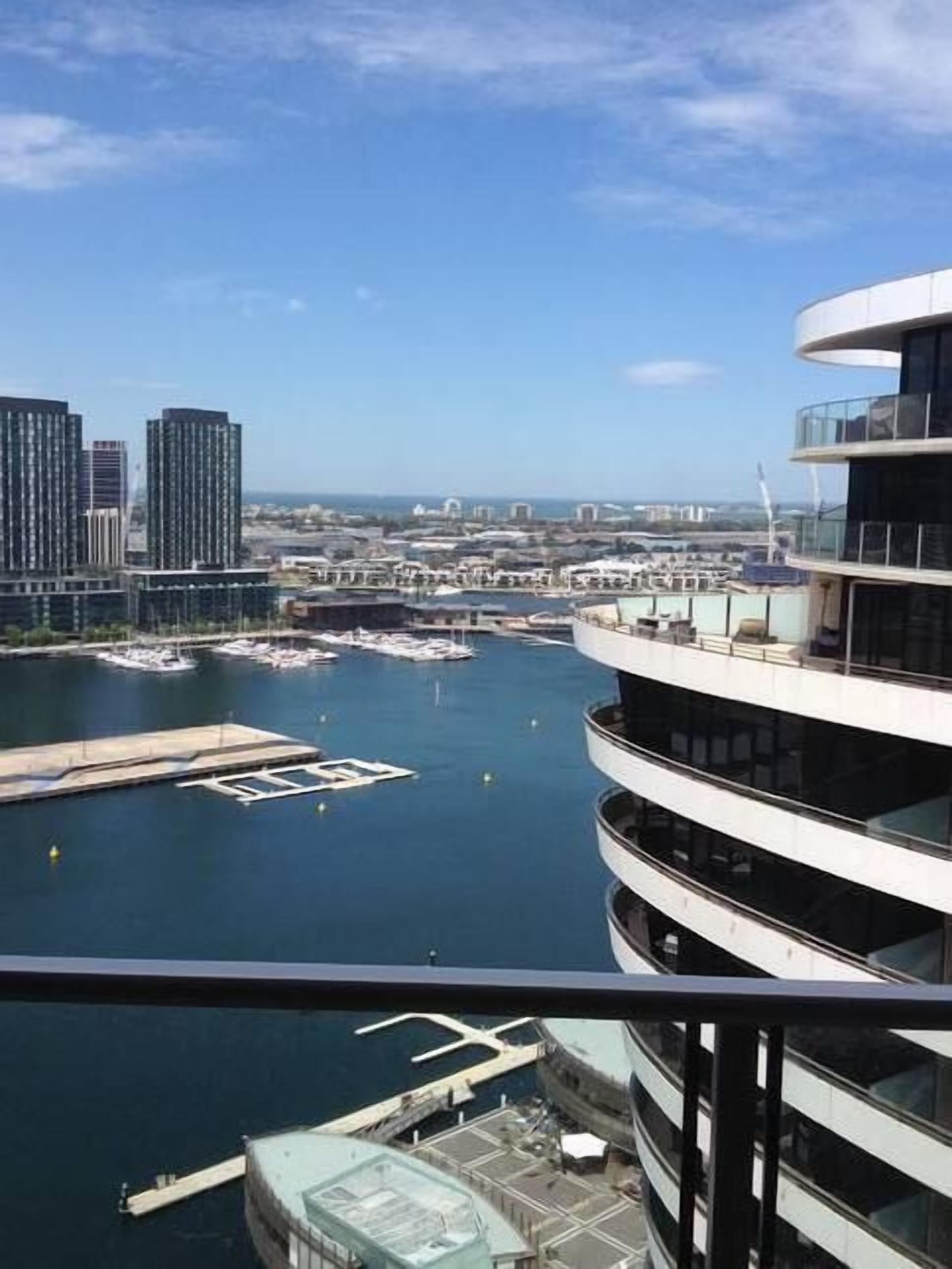 Ballantrae Docklands Apartment 2BD 2BA free WiFi and under cover parking — image 4